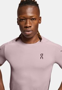 On PERFORMANCE - Sports T-shirts - mauve   lead