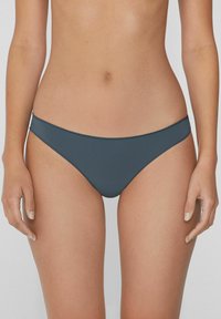 Dunkelgrauer Bikiniunterteil mit glatter Textur, minimalistischem Design, tiefem Bund und dezentem Nähen entlang der Kanten.