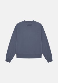 Felpa blu scuro con scollatura a girocollo, polsini a costine e retro testurizzato con due occhietti circolari. Materiale morbido e vestibilità comoda.
