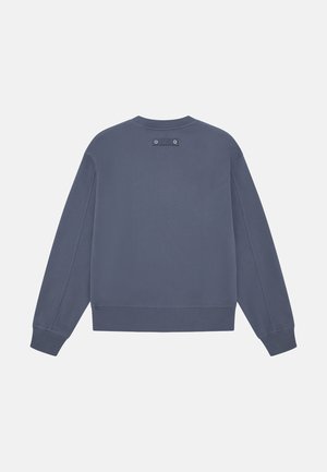 Ciemnoniebieska bluza z okrągłym dekoltem, ribbowymi mankietami oraz fakturowanym tyłem z dwoma okrągłymi oczkami. Wykonana z miękkiego materiału, luźny krój.