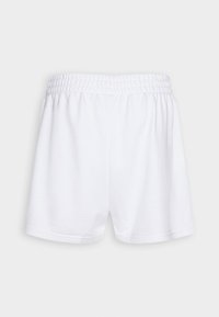 Białe bawełniane szorty z elastycznym pasem, o gładkiej strukturze i prostym wzornictwie. Bez kieszeni ani dodatkowych detali.