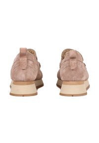 Zapatos de ante marrón claro con un tacón bajo, que presentan un respaldo texturizado, detalles de costura y una puntera redonda.