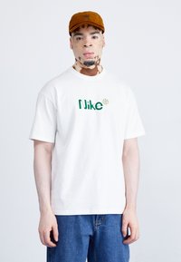 Nike Sportswear - M90 LBR SUST - T-shirt med print - white Miniatyrbild 1