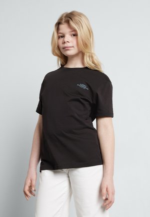 Svart bomull T-skjorte med kort erme, med en liten blå grafisk logo på venstre brystområde. Brukes sammen med hvite denim-bukser.