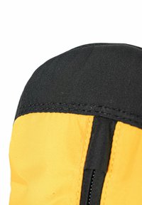 Schwarze und gelbe gepolsterte Handschuhspitze mit glatter Textur. Verfügt über eine schwarze Naht oben und einen schwarzen Reißverschluss an der Seite.