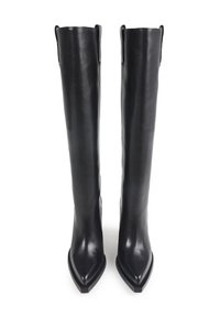 Botas de cuero negras hasta la rodilla con puntera afilada, textura suave y acentos mínimos, que presentan un ligero afinamiento en la parte superior.