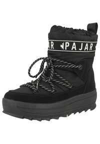 Stivaletto nero con colletto imbottito, fascia elastica a contrasto con il testo "PAJAR" e suola in gomma testurizzata con battistrada profondo.