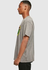 Merchcode FRIDA KAHLO FRAME THREE ACID WASHED HEAVY OVERSIZE TEE - Marškinėliai su spaudiniu - asphalt
