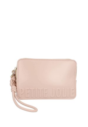 Bolsa de mano rectangular de color rosa pálido con cierre de cremallera y texto en relieve "PETITE JOLIE" en la parte delantera.