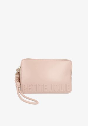 Bolsa de mano rectangular de color rosa pálido con cierre de cremallera y texto en relieve "PETITE JOLIE" en la parte delantera.