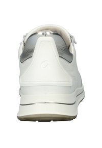 Witte leren sneaker met een zilverkleurig metalen accent op de hak, textuur ontwerp en rubberen zool. Heeft een strakke pasvorm en minimale branding.