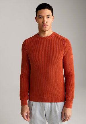 Sweter z prążkowanym okrągłym dekoltem w intensywnym pomarańczowym kolorze, wykonany z teksturowanej tkaniny. Posiada długie rękawy i małą naszywkę z logo na lewym ramieniu.
