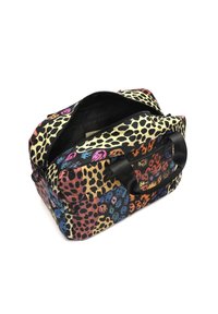 Torba z leopardjim printom v črni in rumeni barvi s pisanimi cvetličnimi akcenti, zadrgo, dvema obema ročkama iz tkanine, pravokotno obliko in gladko teksturo.