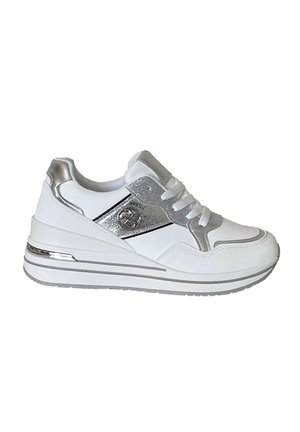 Scarpa da ginnastica bianca con dettagli metallici argentati, chiusura con lacci, suola rialzata e logo circolare sul pannello laterale.