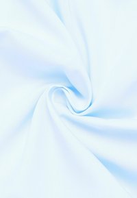 Tessuto azzurro chiaro con una consistenza liscia e morbida, disposto in una formazione a spirale, mostrando un colore uniforme senza motivi o decorazioni.