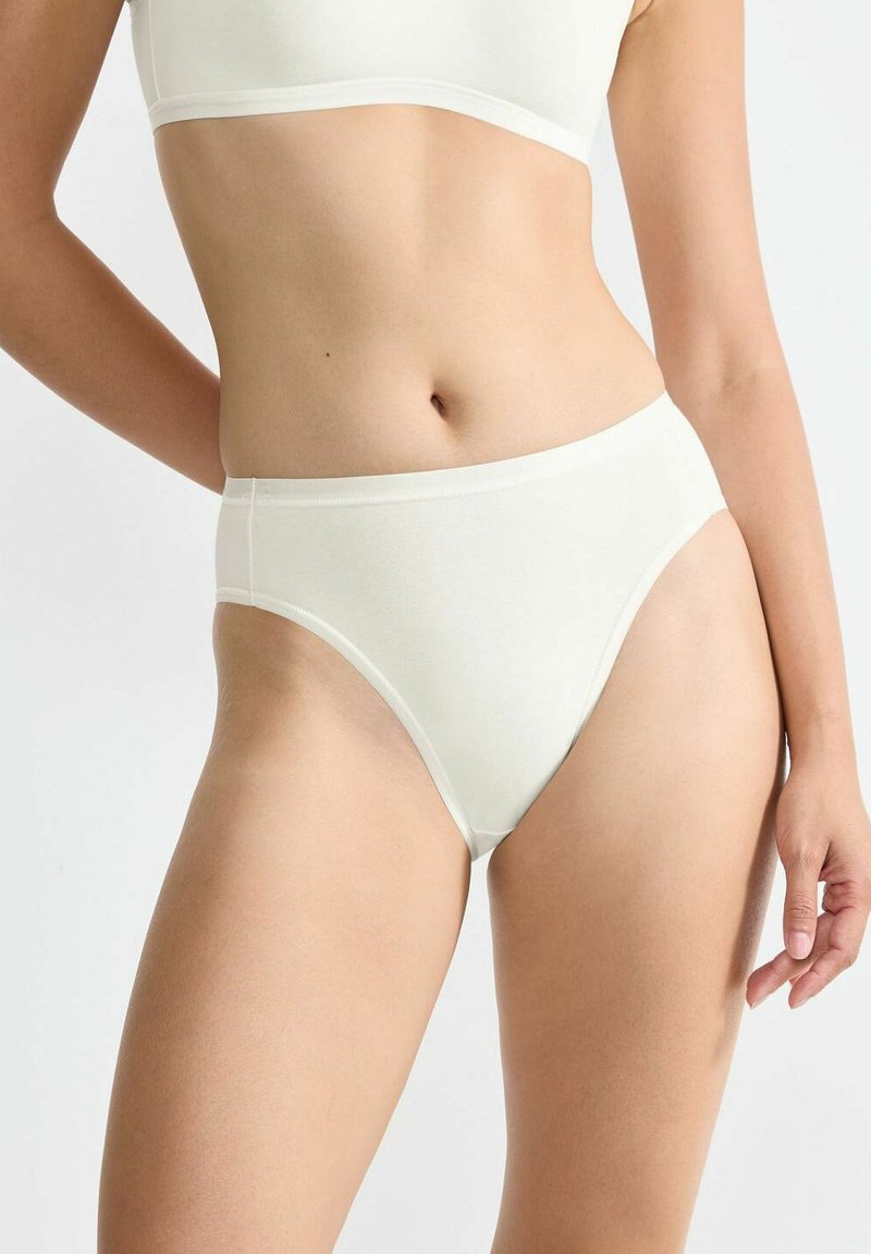 Beige, hochbundige Unterwäsche aus weichem, dehnbarem Stoff. Nahtlose Kanten und minimalistisches Design mit glatter Textur.