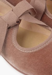 Scarpe da balletto in velluto rosa tenue con dettagli in nastro testurizzato, punta rotonda e lati sagomati. Fodera interna morbida, suola flessibile.