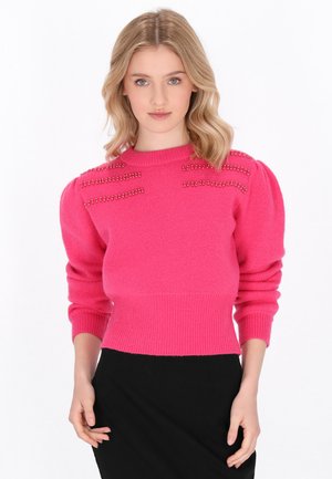 Maglione rosa lavorato a maglia con maniche a sbuffo, orlo a coste e spalle decorate con perline metalliche. Texture morbida, silhouette aderente.