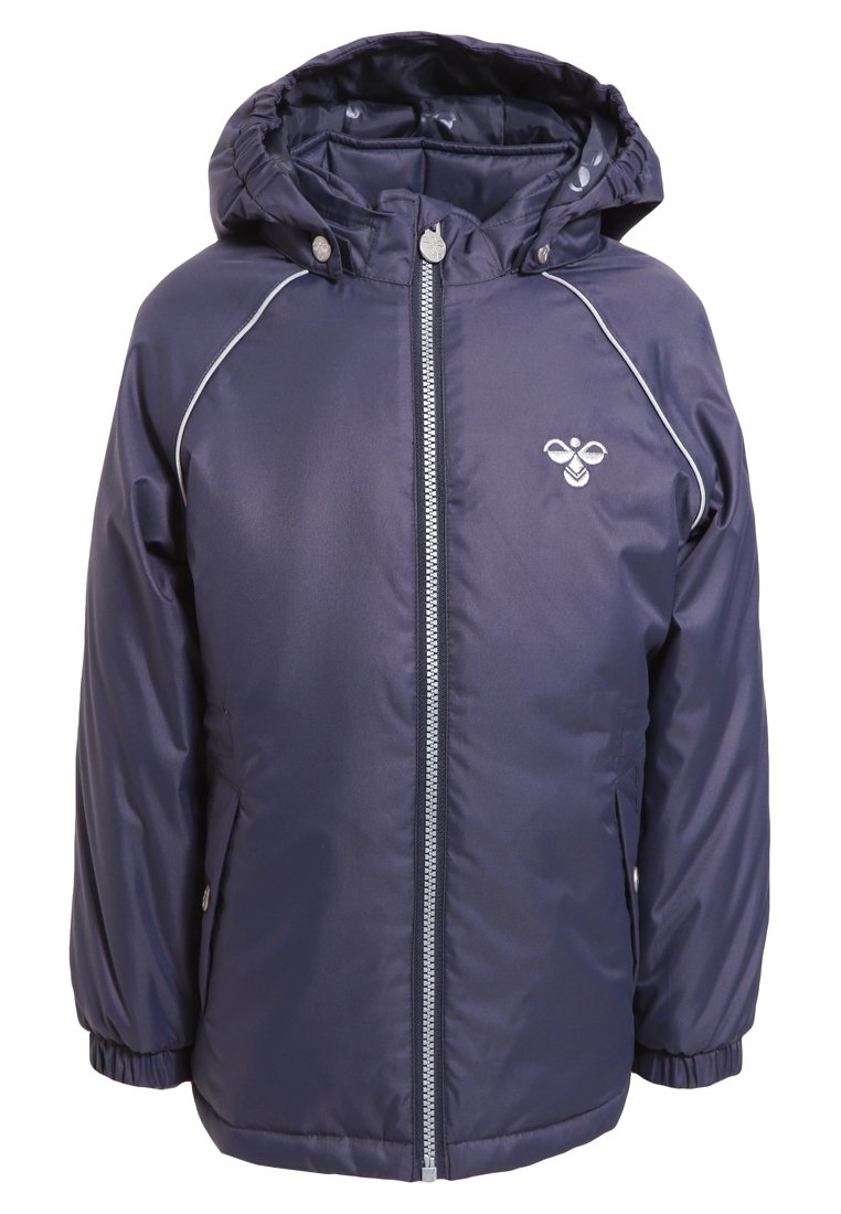 Navy blue dziecięca kurtka z kapturem, z przednim zamkiem, elastycznymi mankietami, bocznymi kieszeniami oraz małym białym logo pszczoły na piersi.