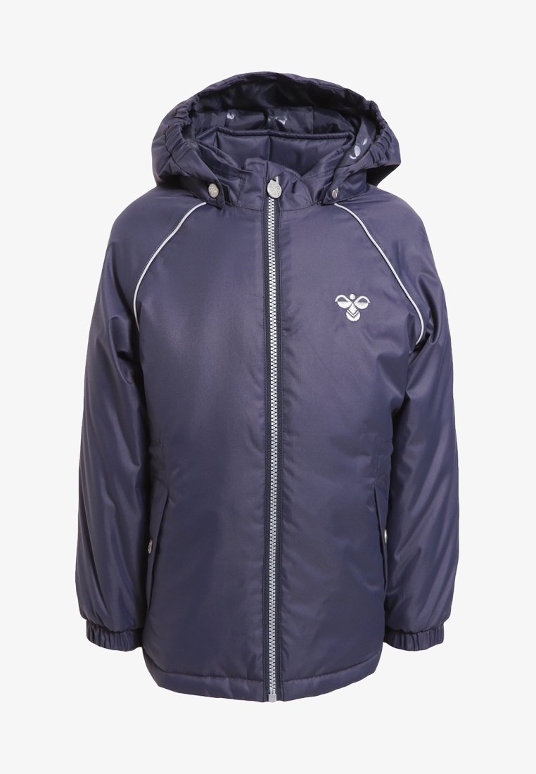 Navy blue dziecięca kurtka z kapturem, z przednim zamkiem, elastycznymi mankietami, bocznymi kieszeniami oraz małym białym logo pszczoły na piersi.