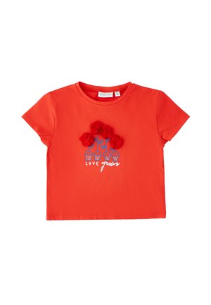 Camiseta roja de manga corta con macetas azules, apliques de flores de tela rojas y el texto "LOVE grows" en el pecho.