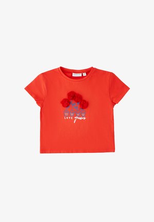 Rotes kurzärmeliges T-Shirt mit blauen Blumentöpfen, roten Stoffblumen-Applikationen und dem Schriftzug "LOVE grows" auf der Brust.
