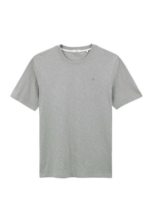 T-shirt léger gris clair à manches courtes, col rond, avec une texture subtile et un petit logo brodé sur la poitrine gauche.