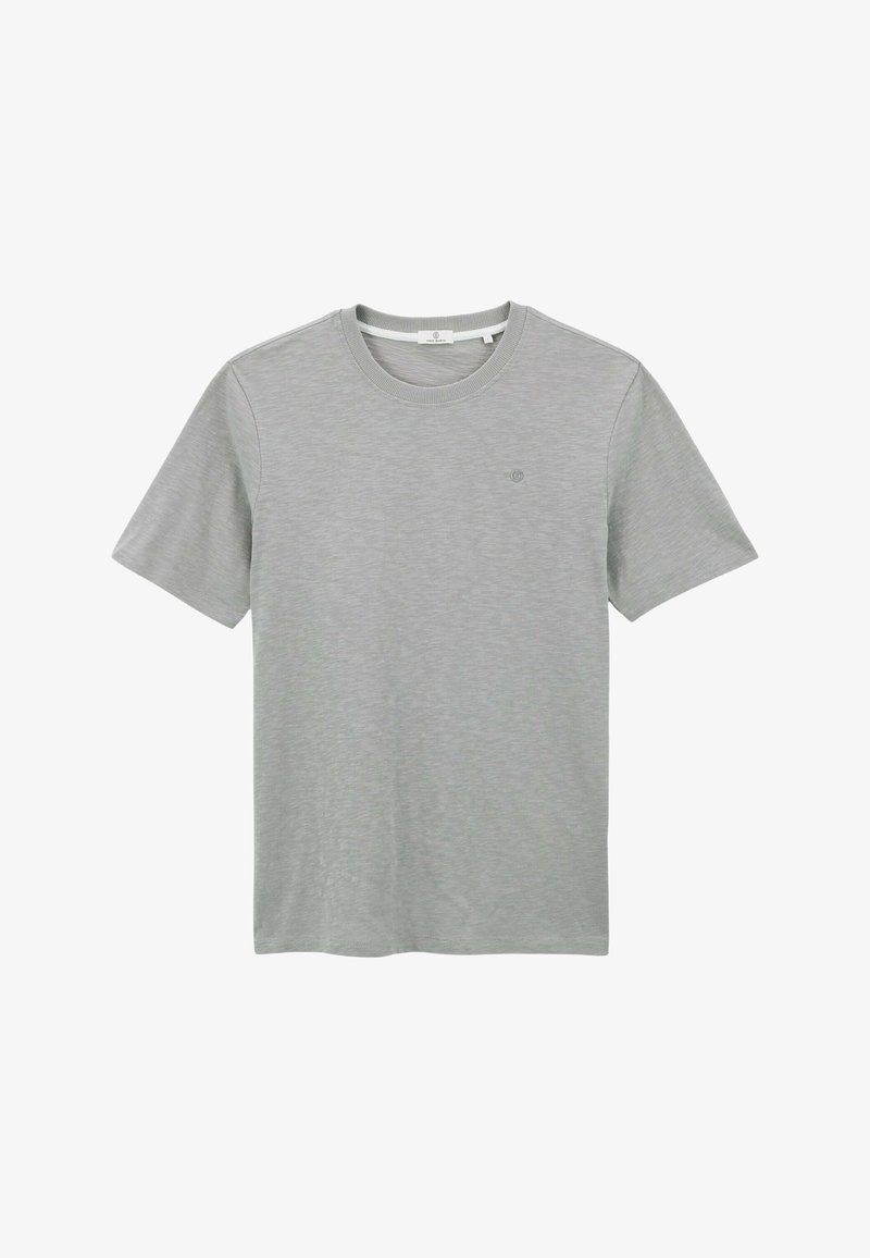 T-shirt léger gris clair à manches courtes, col rond, avec une texture subtile et un petit logo brodé sur la poitrine gauche.