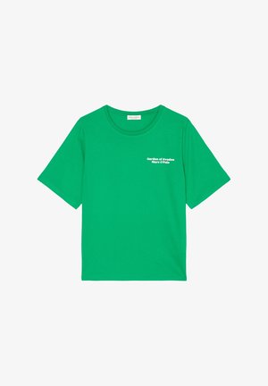 Zielona bawełniana koszulka z luźnym krojem, okrągłym dekoltem i krótkimi rękawami. Z przodu znajduje się biały napis "Garden of Sweden Marc O'Polo."