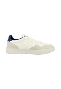 Witte sneakers met grijze suède accenten en een marineblauwe hiel, met een gestructureerde zool en vetersluiting. Zijaanzicht.