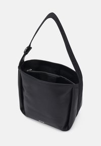 Borsa a tracolla nera in pelle con una tracolla testurizzata, tasca interna con zip e accentuazione del logo. Il design presenta una forma rettangolare.
