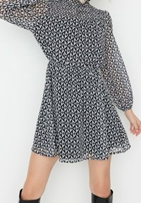 Trendyol Vapaa-ajan mekko - black