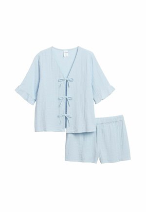Lys blå loungewear-sæt i bomuld med en kortærmet bluse med V-hals og bindedetalje, kombineret med matchende shorts med elastik i taljen.