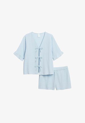 Lichtblauw katoenen loungewear-set met een kort mouwig blouseje met V-hals en strikdetail, gecombineerd met bijpassende shorts met elastische taille.