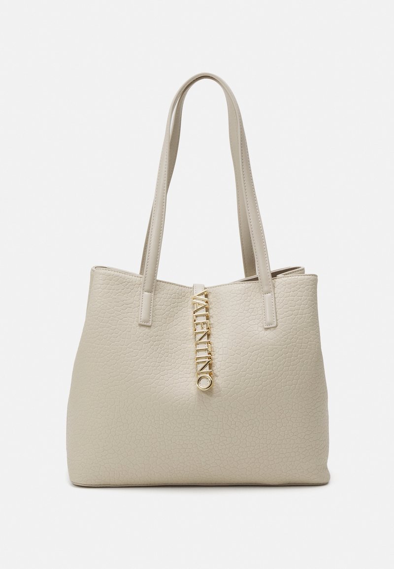 Beige kožená taška přes rameno s texturovaným povrchem, se dvěma pevným uchy a zlatým logem "Valentino" na přední straně.