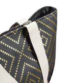 Graue Stofftasche mit goldenem Punktmuster, ausgestattet mit einem weißen Canvas-Tragegurt und einem silbernen Reißverschluss. Geometrisches Design mit strukturierter Oberfläche.