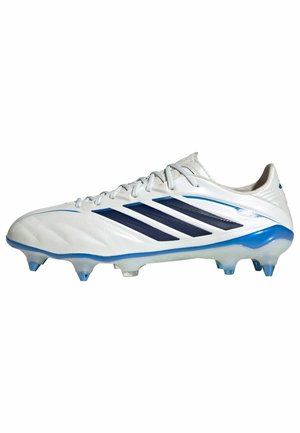 Biały i niebieski but piłkarski Adidas z czarnymi paskami i stożkowatymi korkami, widok z zewnętrznej strony na białym tle.