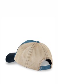 Gorra con parte trasera de malla beige y visera azul marino. Cuenta con cierre ajustable tipo snapback y tejido texturizado para ventilación.