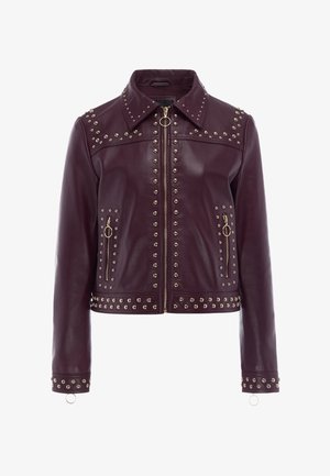 Veste en cuir violet foncé avec des clous argentés le long du col, de la fermeture éclair avant, des poches, de la taille et des poignets, avec des poches zippées et des tirettes en anneau.