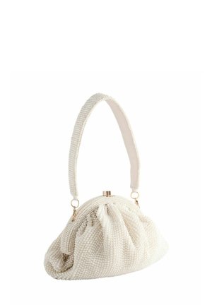 Weiße Perlenhandtasche mit einem gerafften Design, einer geschwungenen Form, einer strukturierten Oberfläche und einem kurzen Tragegriff. Verfügt über einen Metallverschluss.