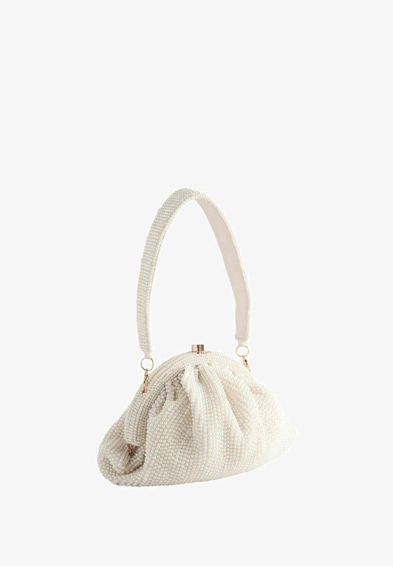 Weiße Perlenhandtasche mit einem gerafften Design, einer geschwungenen Form, einer strukturierten Oberfläche und einem kurzen Tragegriff. Verfügt über einen Metallverschluss.