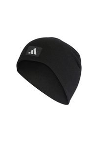 Zwarte beanie van zachte stof, met een strakke pasvorm en een rechthoekig label met een wit logo. Gladde textuur zonder zichtbare patronen.