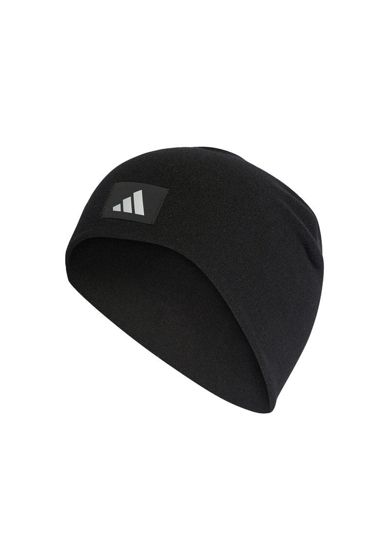 Zwarte beanie van zachte stof, met een strakke pasvorm en een rechthoekig label met een wit logo. Gladde textuur zonder zichtbare patronen.