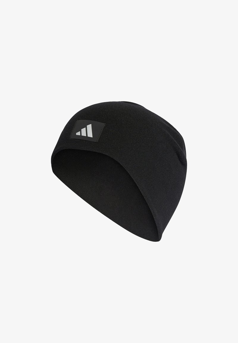 Zwarte beanie van zachte stof, met een strakke pasvorm en een rechthoekig label met een wit logo. Gladde textuur zonder zichtbare patronen.