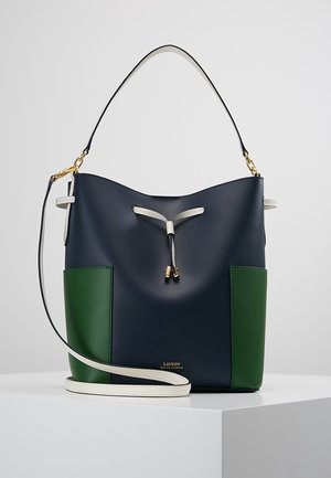 Laivastonsininen ja vihreä nahkainen bucket-laukku kermanvärisellä kiristysnyörillä ja irrotettavalla olkahihnalla, kullanvärisillä metalliosilla ja "Lauren Ralph Lauren"-logolla.