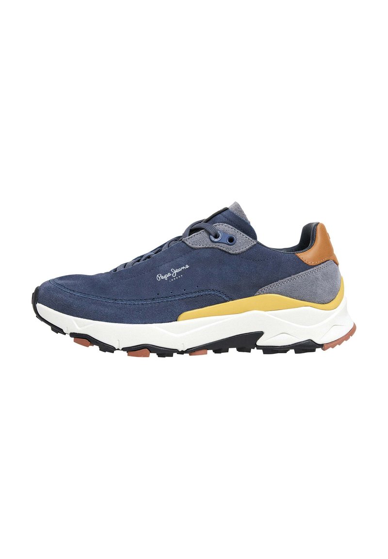 Adidași bleumarin din suede și plasă, cu talpă intermediară albă, accent pe călcâi de culoare maro, detalii galbene și talpă din cauciuc negru cu aderență.