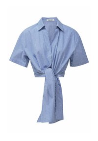Camicia corta a maniche corte a righe blu e bianche con nodo davanti. Presenta un colletto classico e un tessuto leggero.