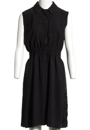 Robe noire sans manches avec col et taille élastique, présentée sur un torse de mannequin blanc sur fond blanc.