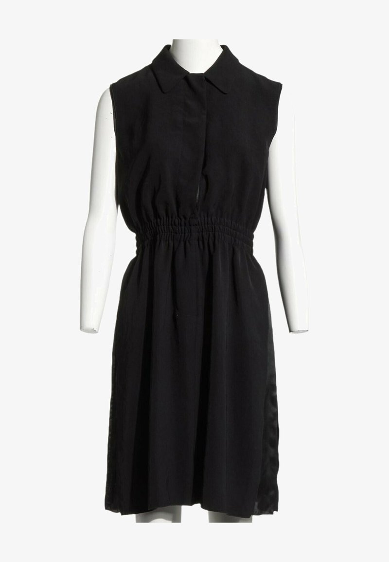 Robe noire sans manches avec col et taille élastique, présentée sur un torse de mannequin blanc sur fond blanc.