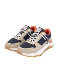 Baskets multicolores avec une tige en daim beige et en maille bleu marine, des touches orange, une semelle intermédiaire blanche et une semelle extérieure en caoutchouc texturé.